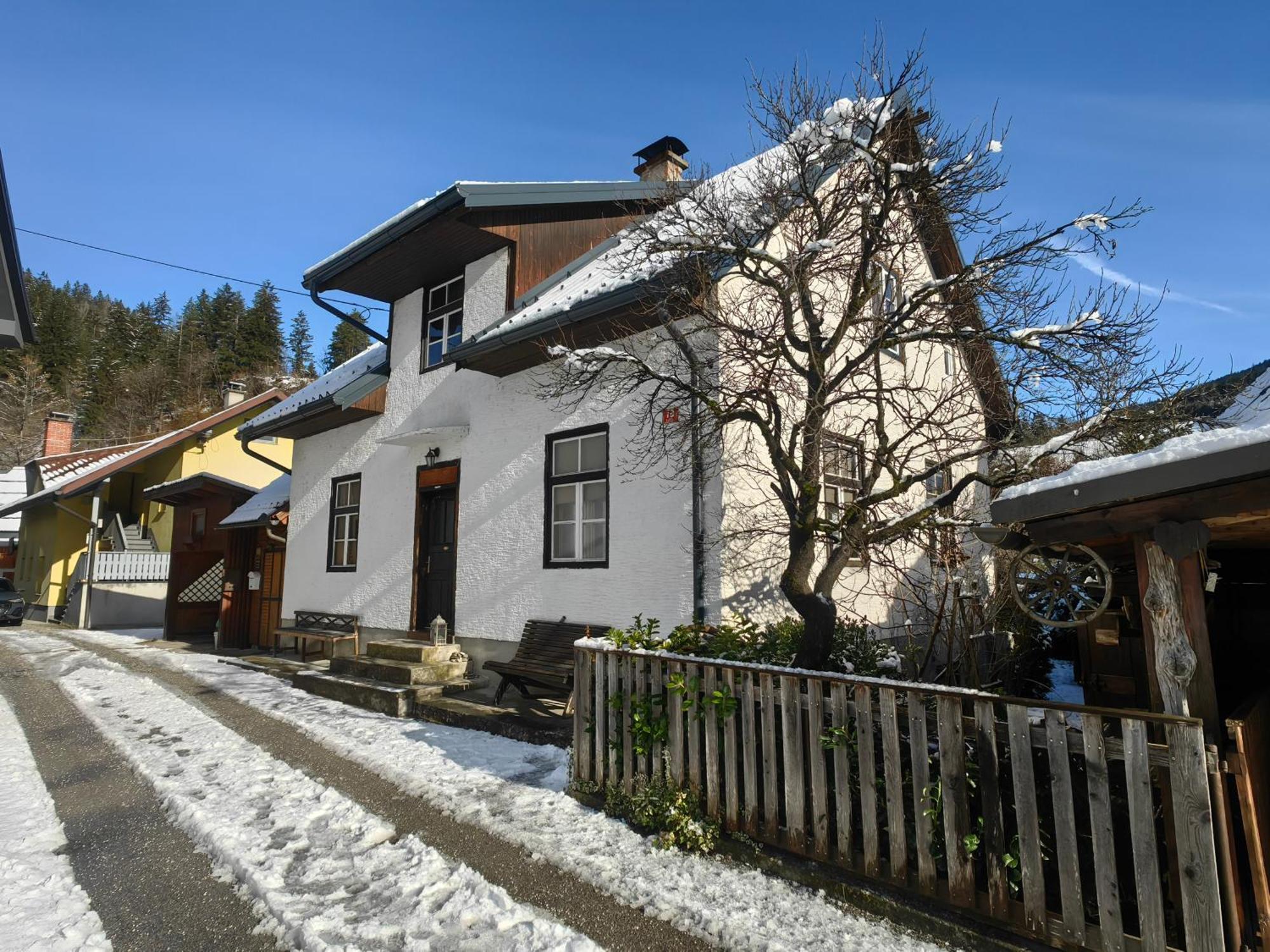 Hisa Hortenzija Luče Esterno foto